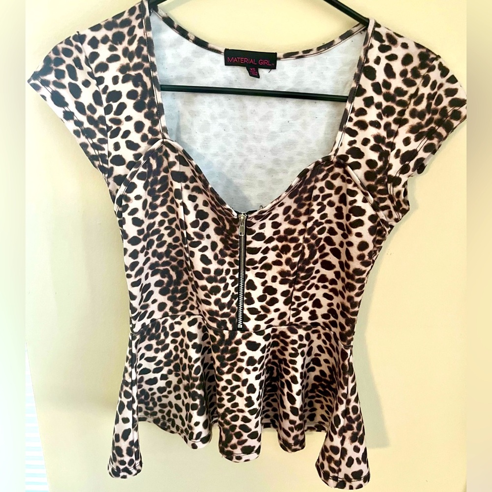 Material Girl Junior XS leopard print stylish shirt